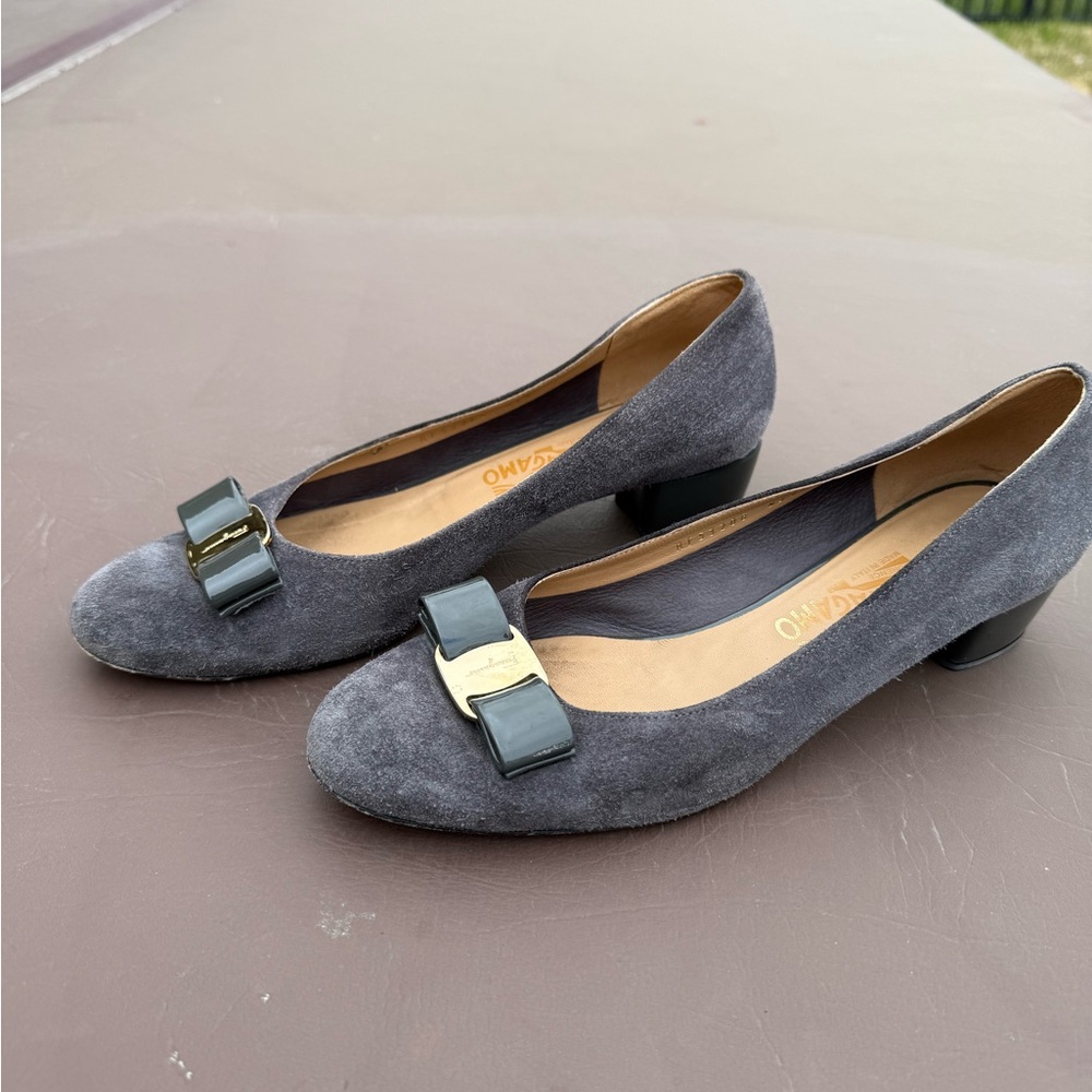 Salvatore Ferragamo Vara Pumps – Gray Suede